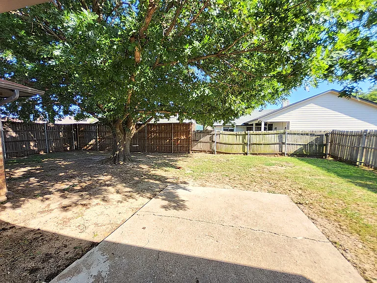 2641 Berkshire Ln — Photo 18