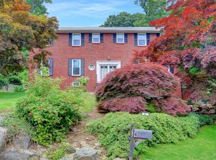 4 Shore View Cir, Pelham, NY 10803