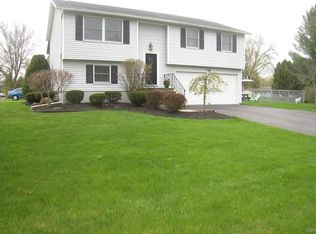 97 Willowwood Ln, Camillus, NY 13031