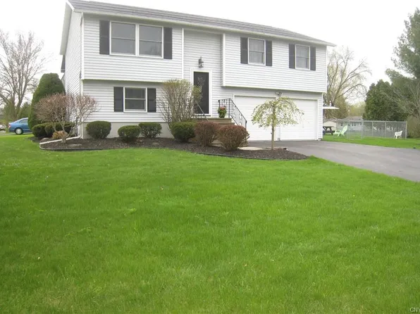 97 Willowwood Ln, Camillus, NY 13031