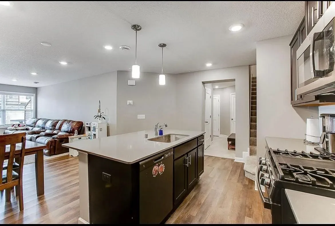 3 bed, 2.5 bath, 1500 sqft, $2,500 — Photo 2