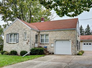 359 Evergreen Ln, Pewaukee, WI 53072