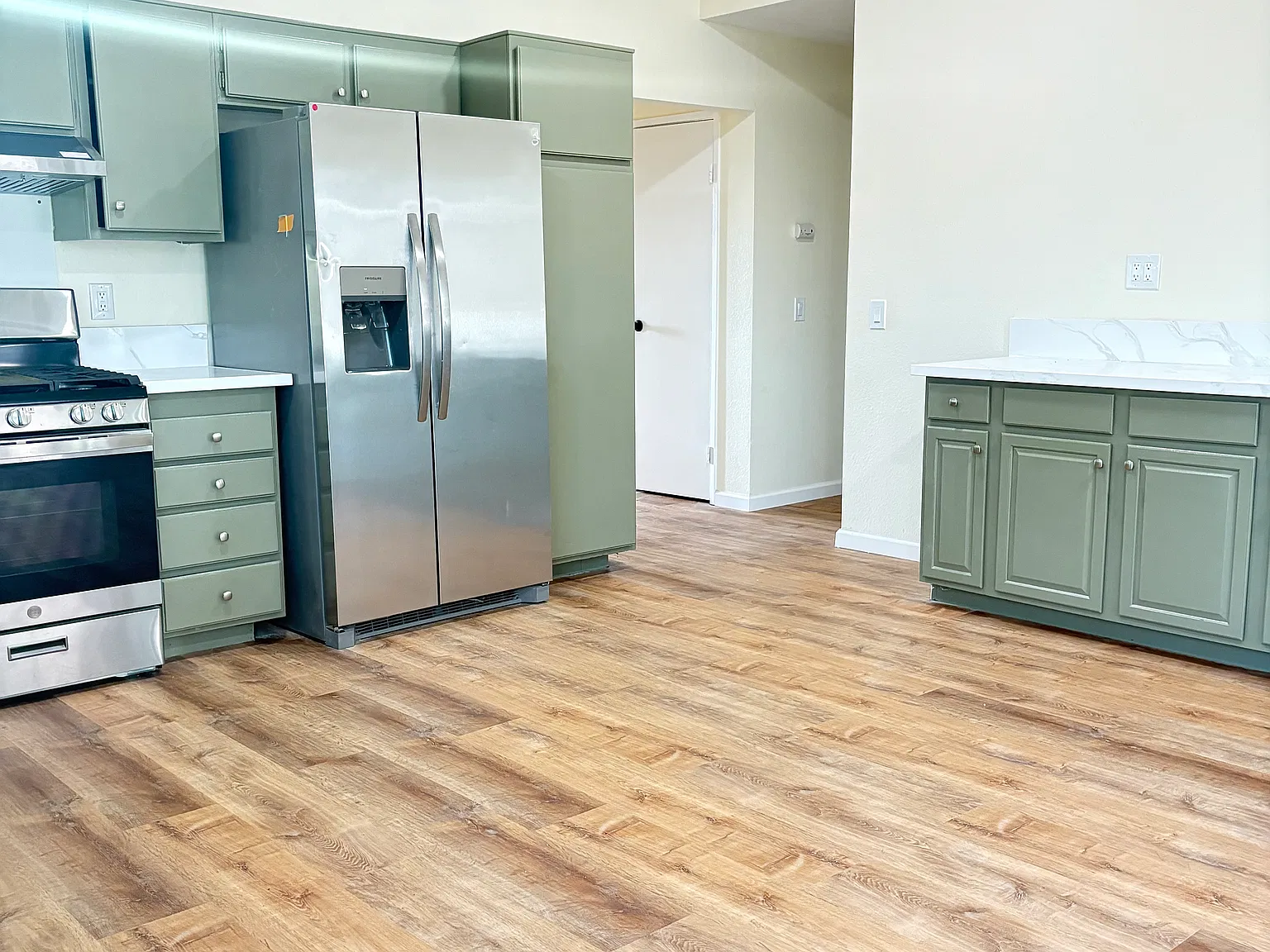3 bed, 1100 sqft, $2,850 — Photo 4