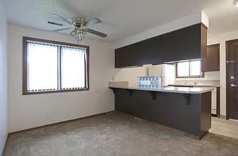 142 Glynbrook St N — Photo 3