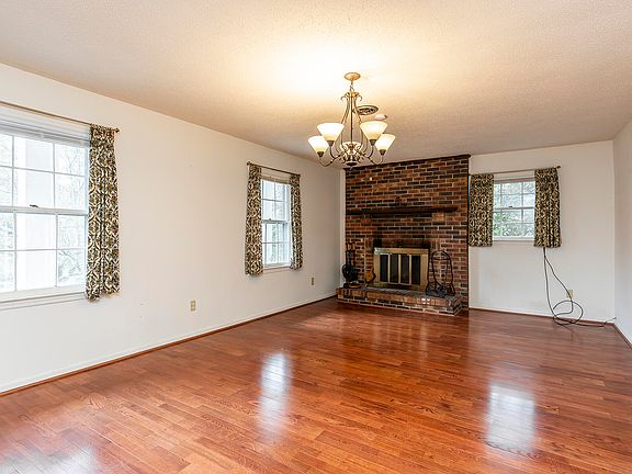3rd image of 140 Lakeshore Dr