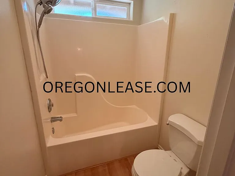 2 Bedroom Duplex in North Eugene — Photo 11
