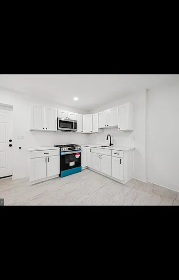 718 Spruce St — Photo 1