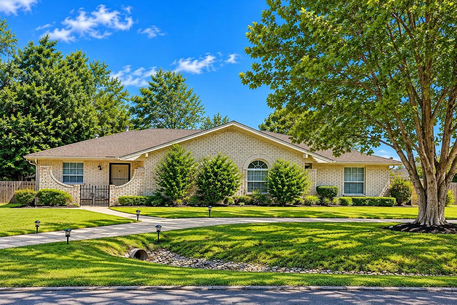 2 bed, 1.0 bath, 907 sqft, $1,400 — Photo 1