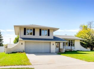 7300 Twana Dr, Urbandale, IA 50322