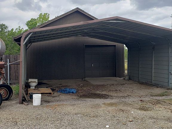 Canopy attached to Workshop