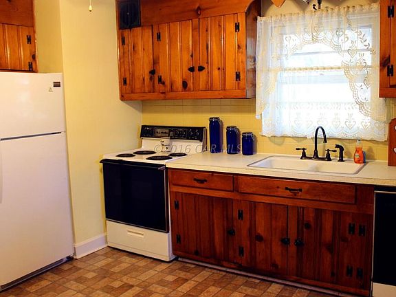 04 - Kitchen - View A