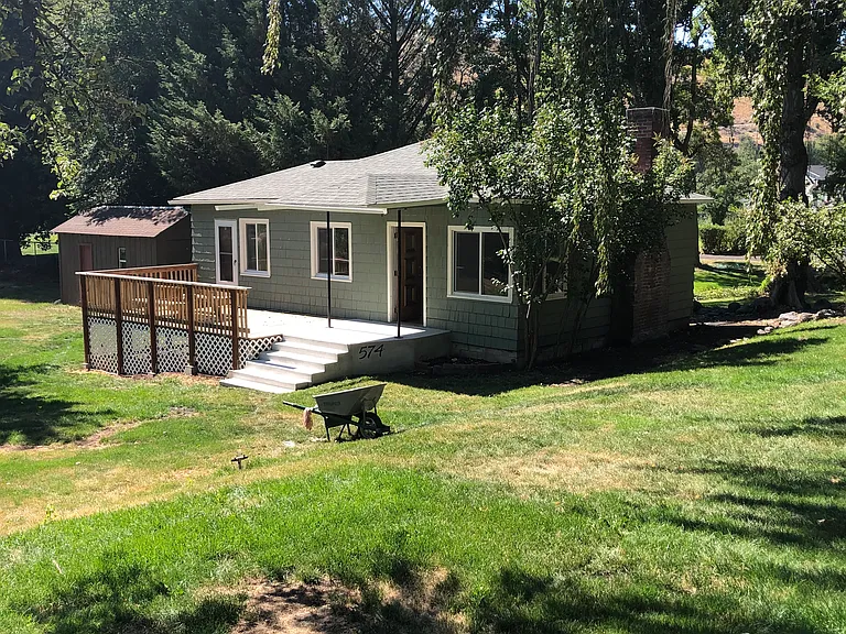 574 Conger Ave — Photo 1