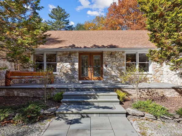 125 Rimstone Ct, Shohola, PA 18458