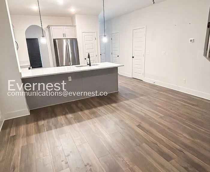 2433 E 17th St — Photo 3