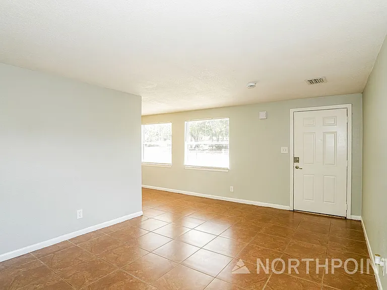 10301 N 17th St — Photo 5