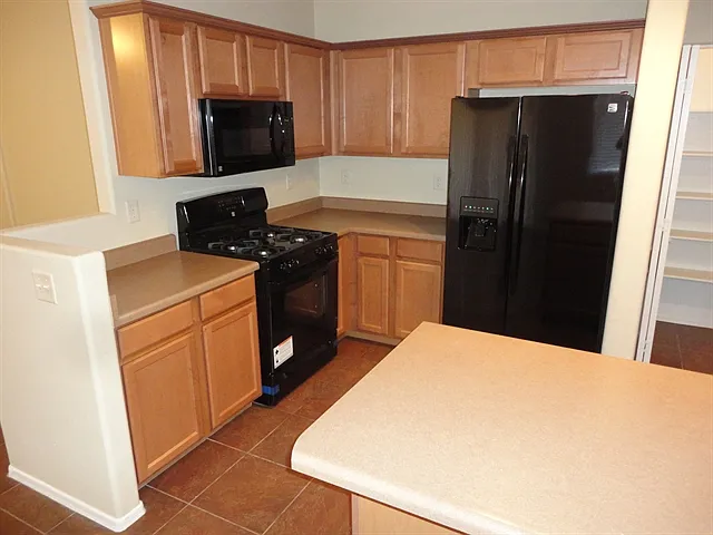 4 bed, 2.5 bath, 2179 sqft, $2,165 — Photo 2