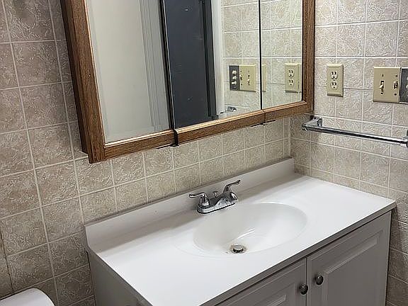 2nd image of 527 W 2nd St