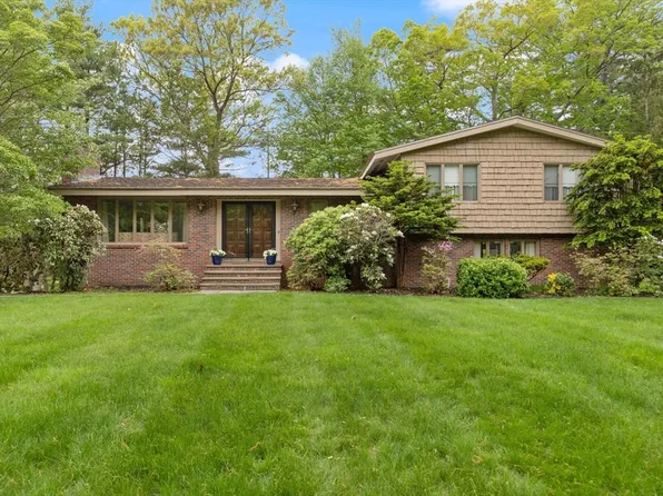 27 Juniper St, Wenham, MA 01984