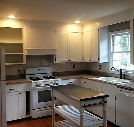 Cottage kitchen with island