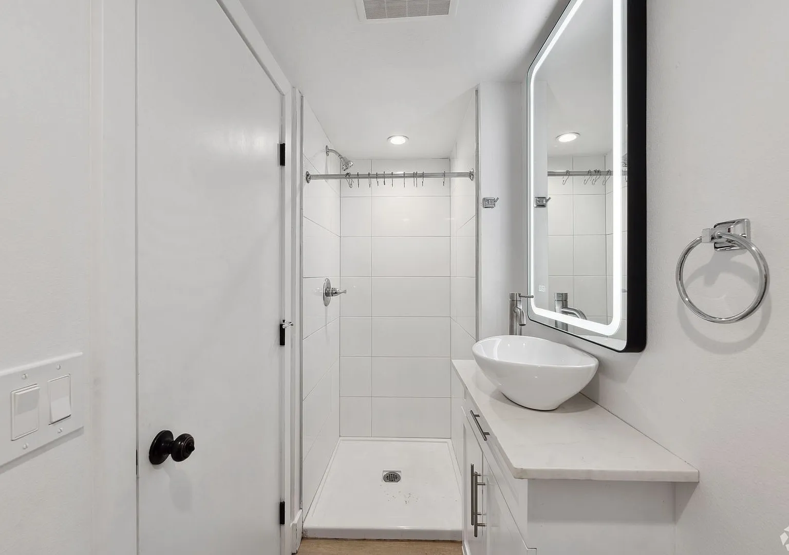 MH 1297 W 36th St — Photo 3