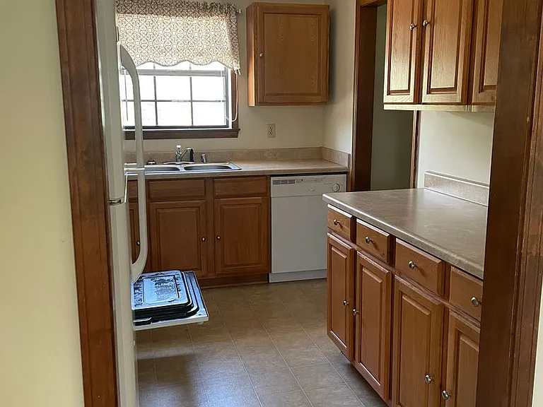 200 Maple Ave — Photo 16