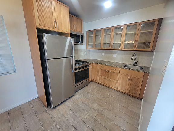 5th image of 215 Newport Ave #1