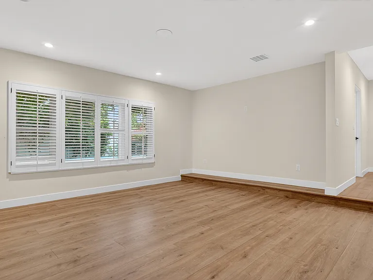 4711 Tyrone Ave — Photo 32