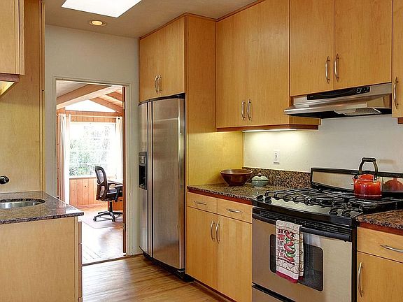 5th image of 3818 Crescent Dr