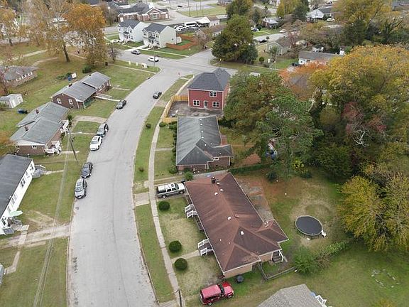 3rd image of 410 Carver Cir