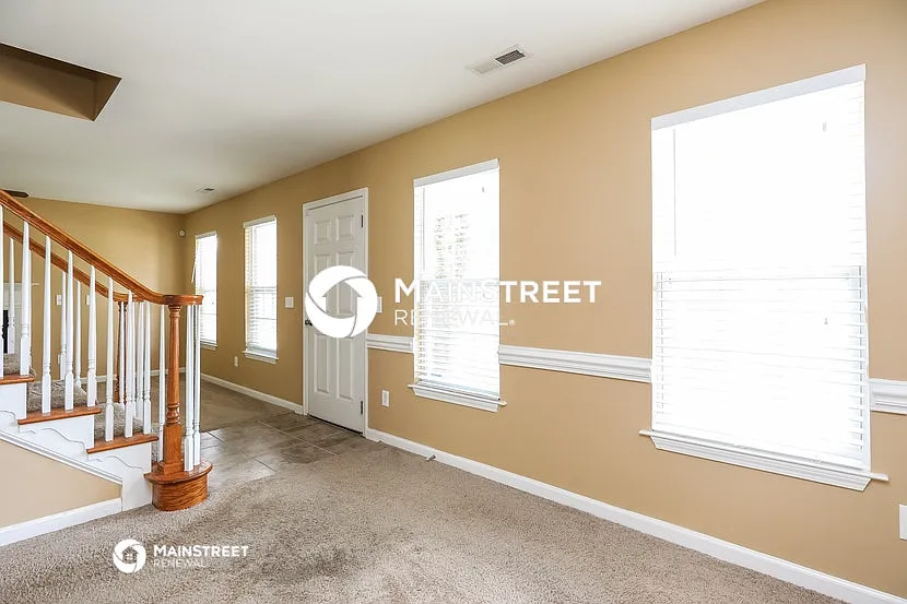 711 Walnut Crossing Dr — Photo 4