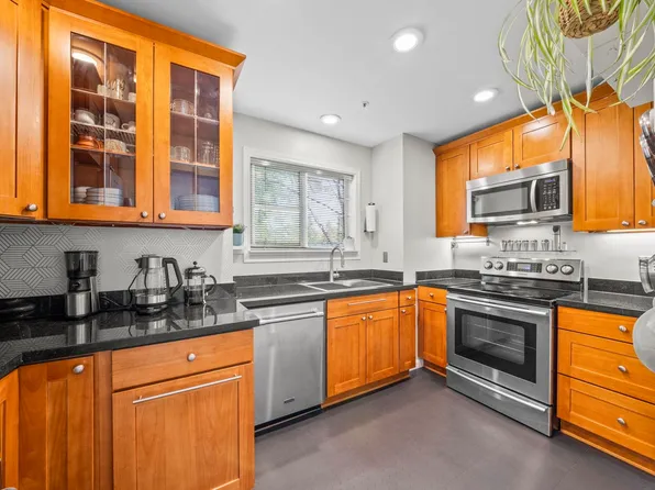 1883 E 10th Ave #204, Vancouver, BC V5N 1X8