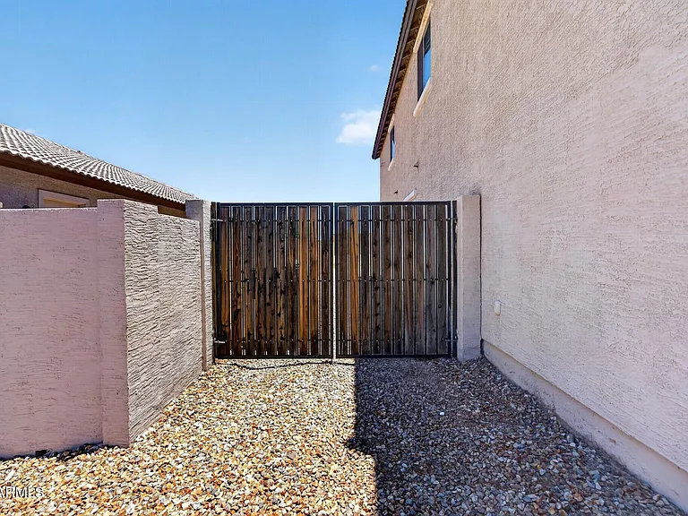 7823 S 48th Ln — Photo 4
