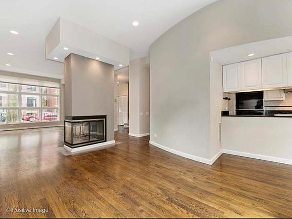 5th image of 924 W Montana St