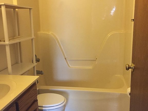 4th image of 101 Maplehill Dr APT 4