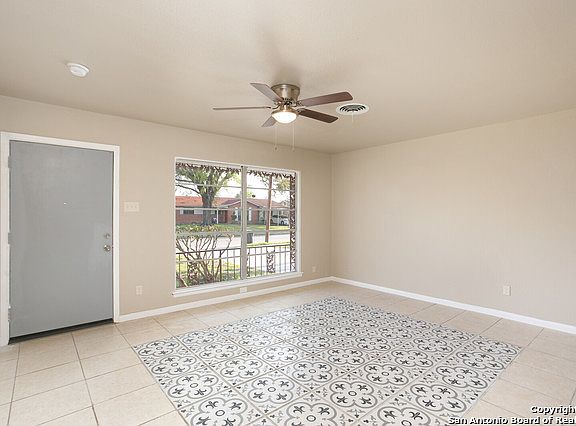 4th image of 4919 Creekmoor Dr