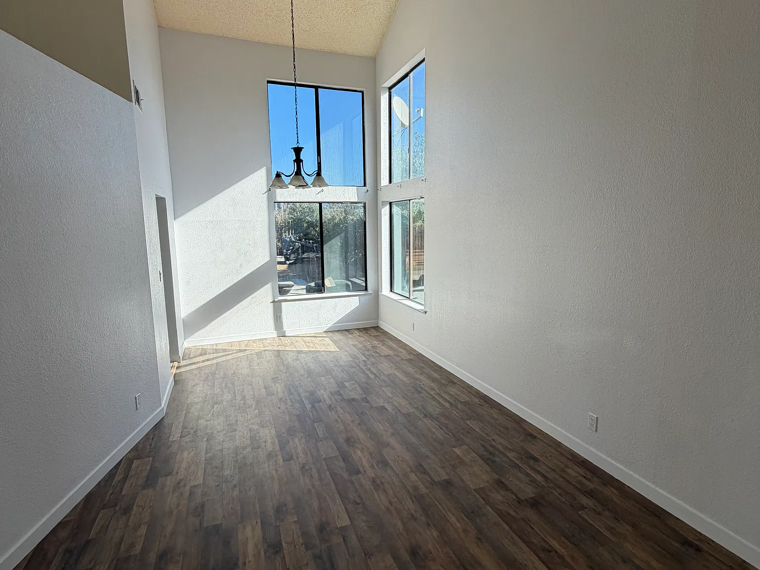 5 bed, 2477 sqft, $2,950 — Photo 2