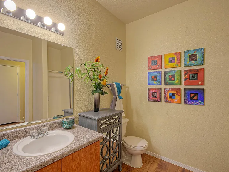Deer Valley Regency Apartments — Photo 22