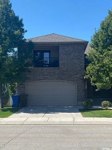 3 bed, 2.5 bath, 1926 sqft, $2,390 — Photo 1