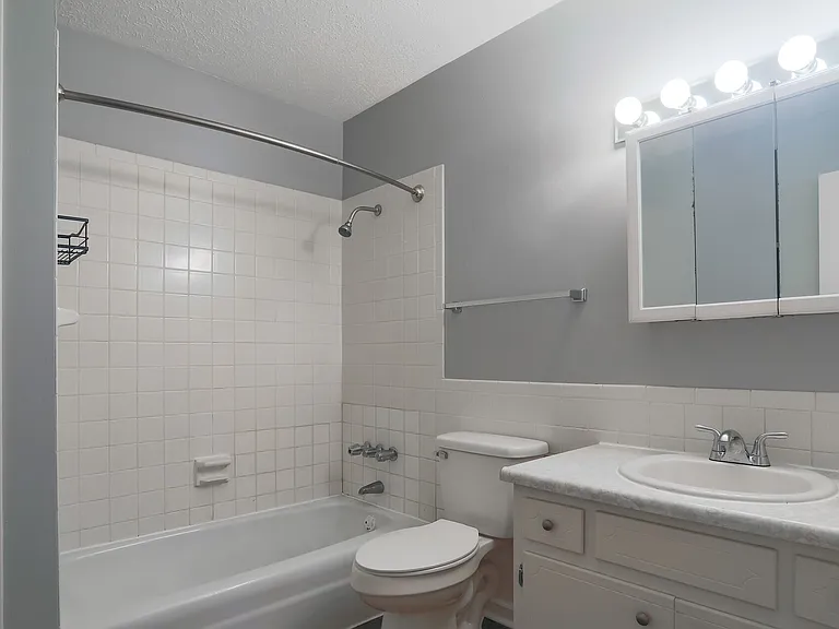 Rivershore Apartments — Photo 23