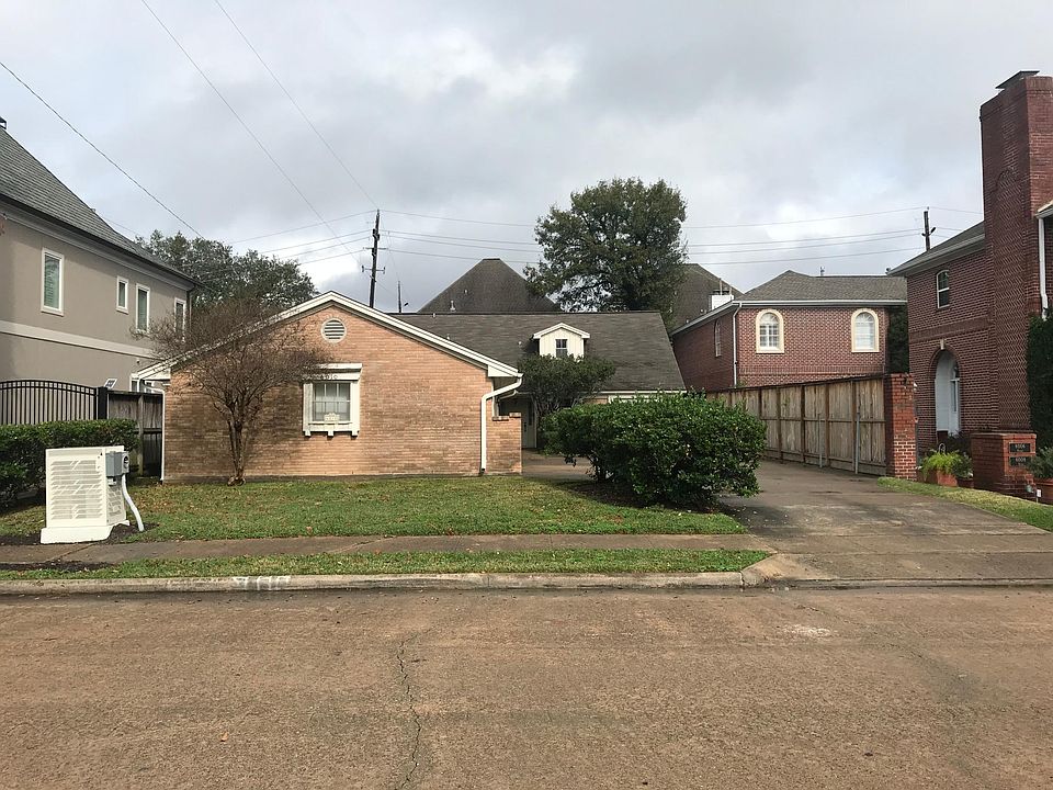 Front yard (Garage in Front) and driveway