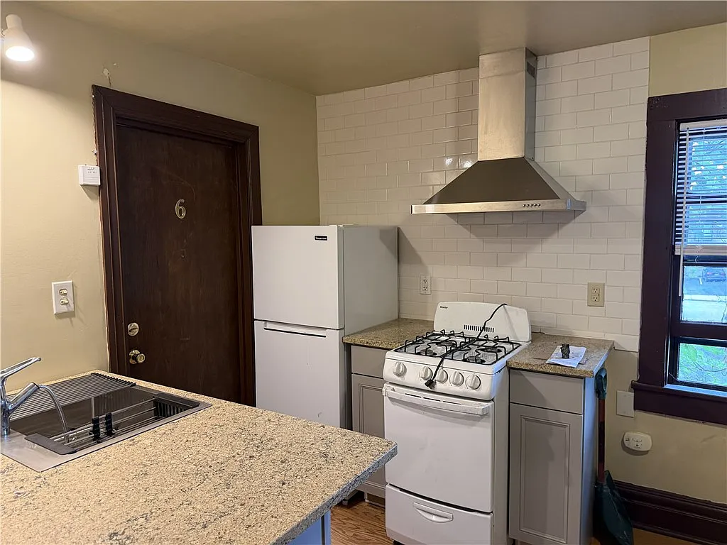 Studio, 1.0 bath, 300 sqft, $950 — Photo 2