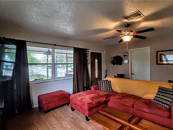 4th image of 643 Southwest Blvd N