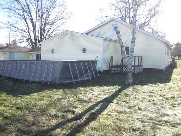 3rd image of 810 W Pleasant St
