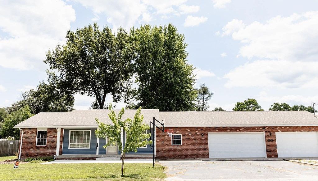715 W 1st St - Property Image