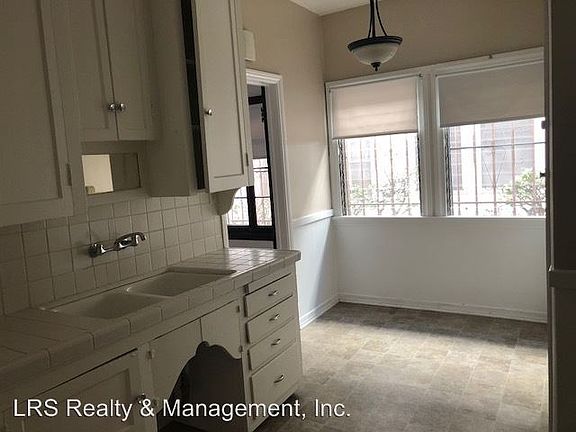 5th image of 328 N Curson Ave