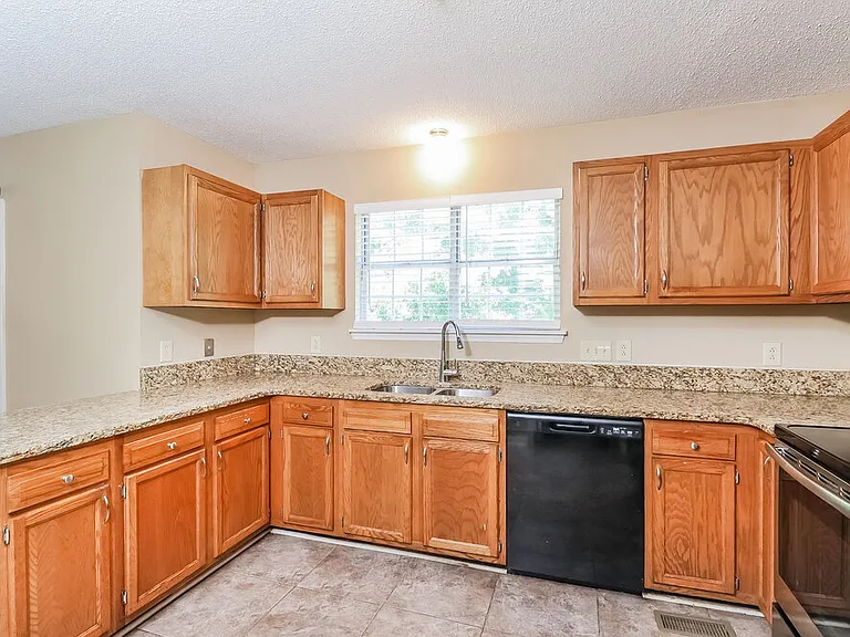 380 Canter Ct NW — Photo 8
