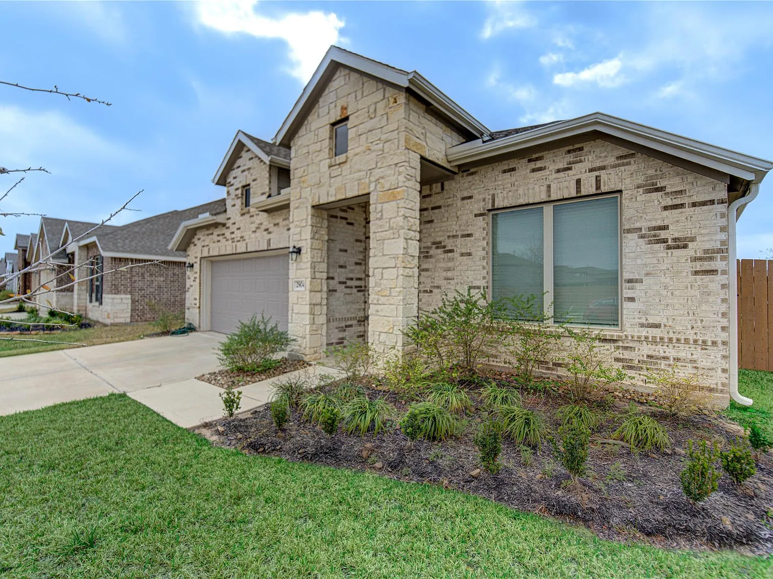 3 bed, 2.0 bath, 1602 sqft, $2,190 — Photo 2