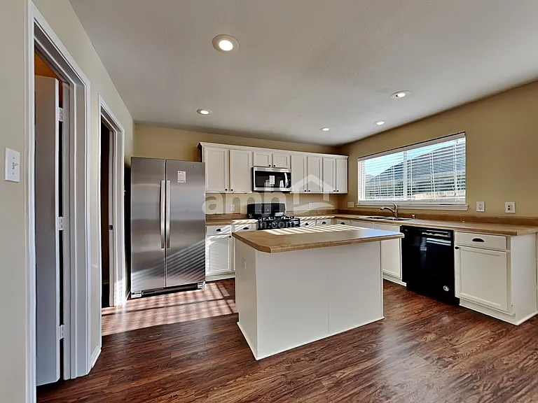 421 Hackberry Dr — Photo 4