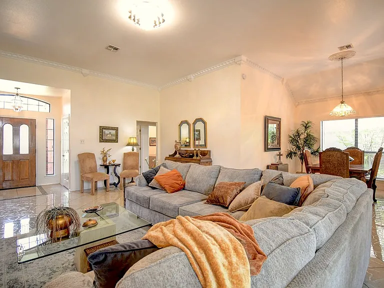 719 Oak Hollow Dr — Photo 6