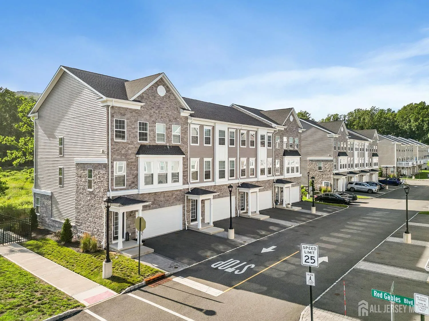 3 bed, 3.5 bath, 2441 sqft, $4,500 — Photo 3